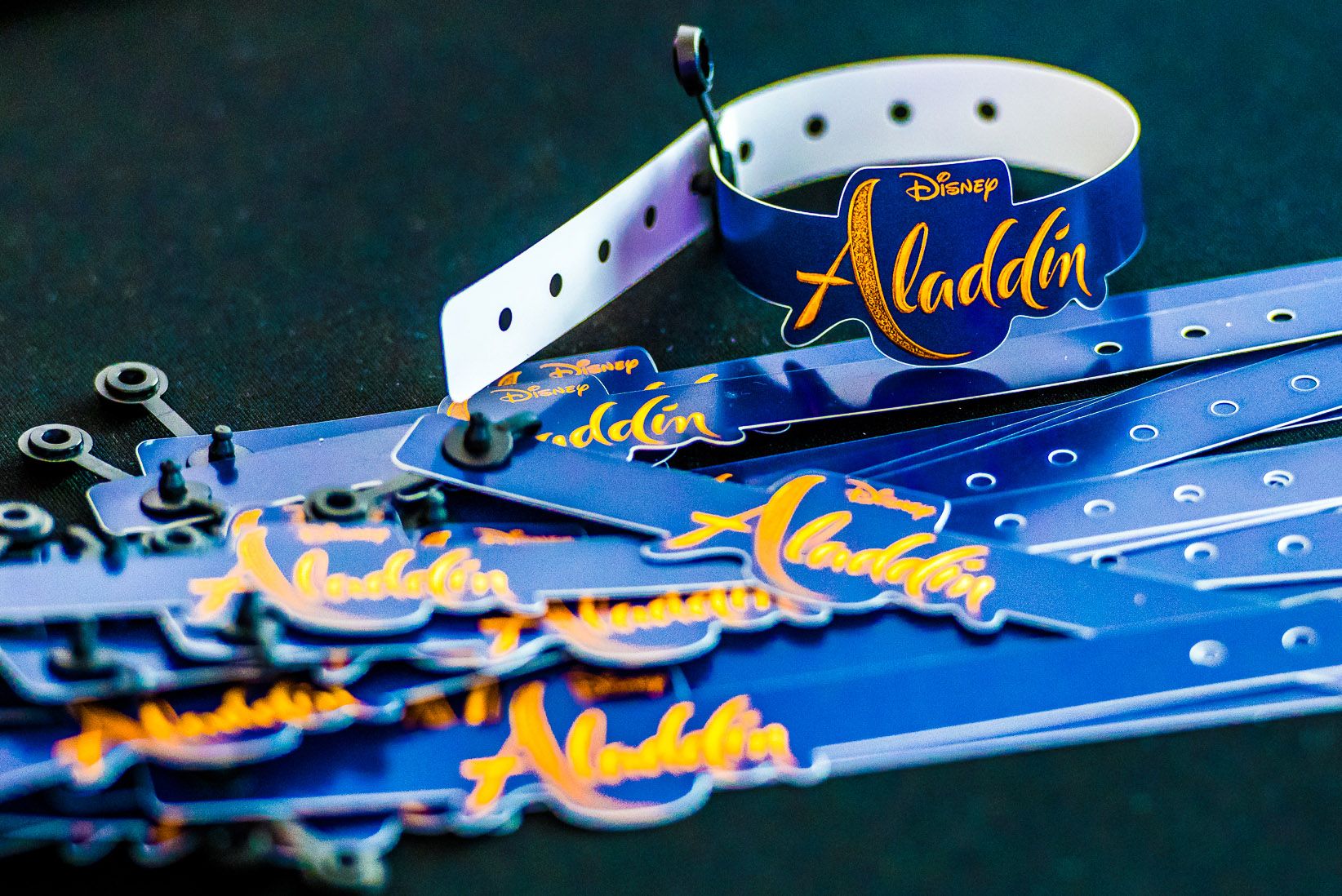 polsbandjes uitgesneden in de vorm van het logo van Disney's Aladdin